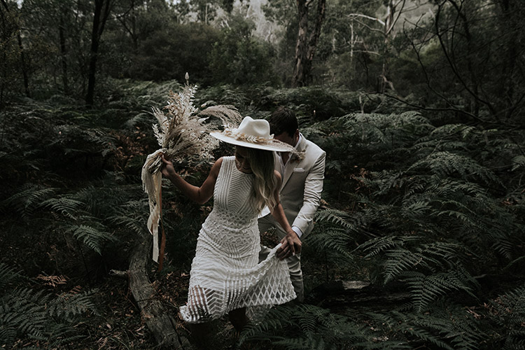 an elopement at emirates one and only wolgan valley blue mountains wedding venue
